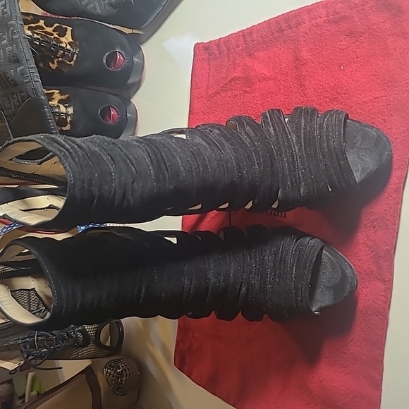 Christian Louboutin - Picture 1 of 8